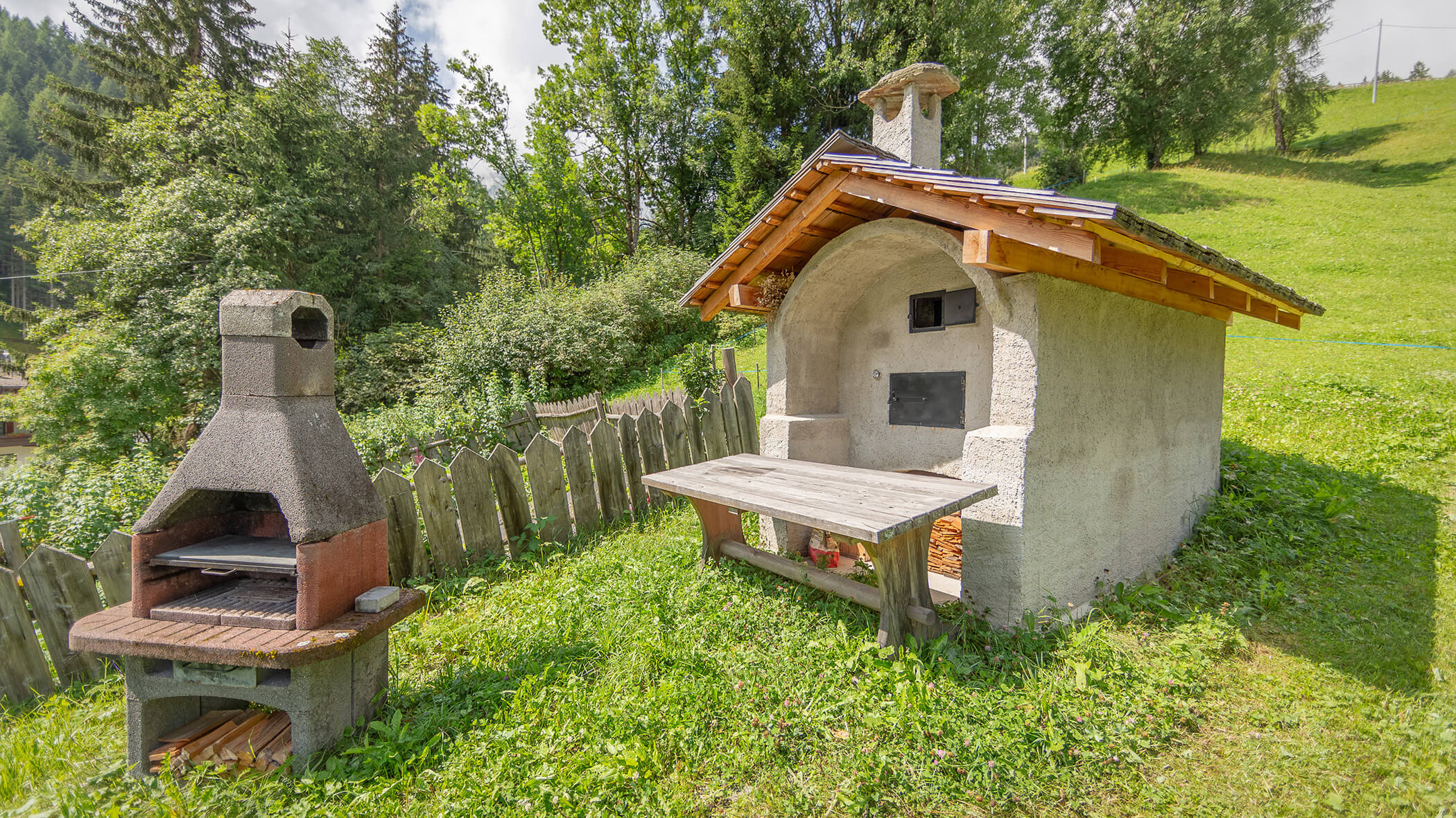 Grill und großer Backofen auf einer grünen Wiese - Bad Bergfallerhof