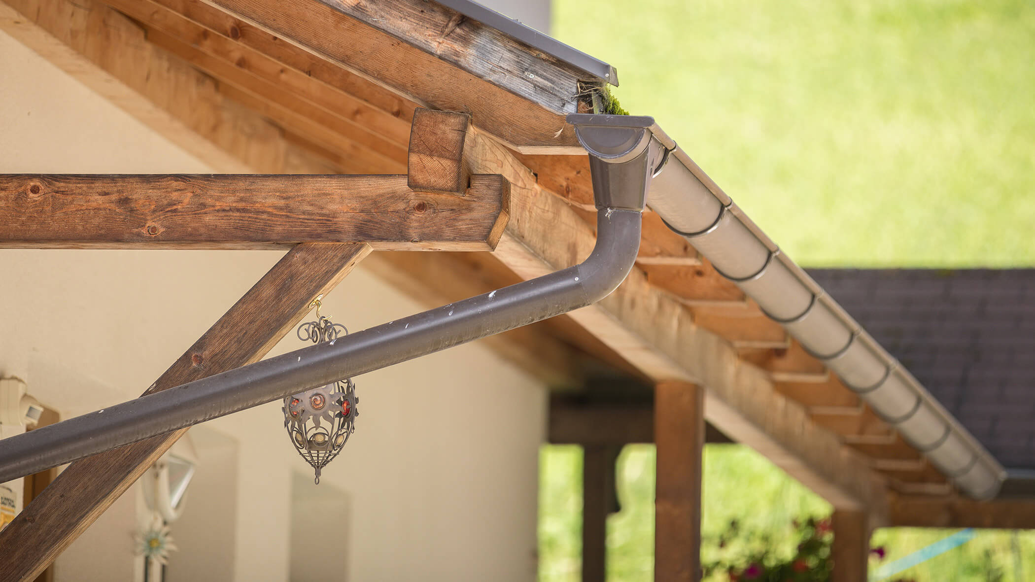 Regenrinne vor dem Haus - Bad Bergfallerhof