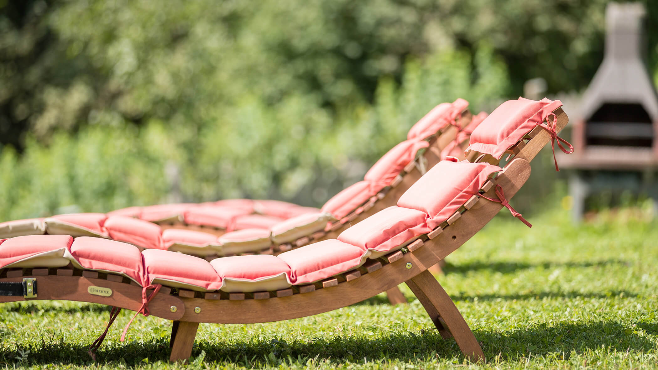 Zwei Liegestühle auf einer grünen Wiese - Bad Bergfallerhof