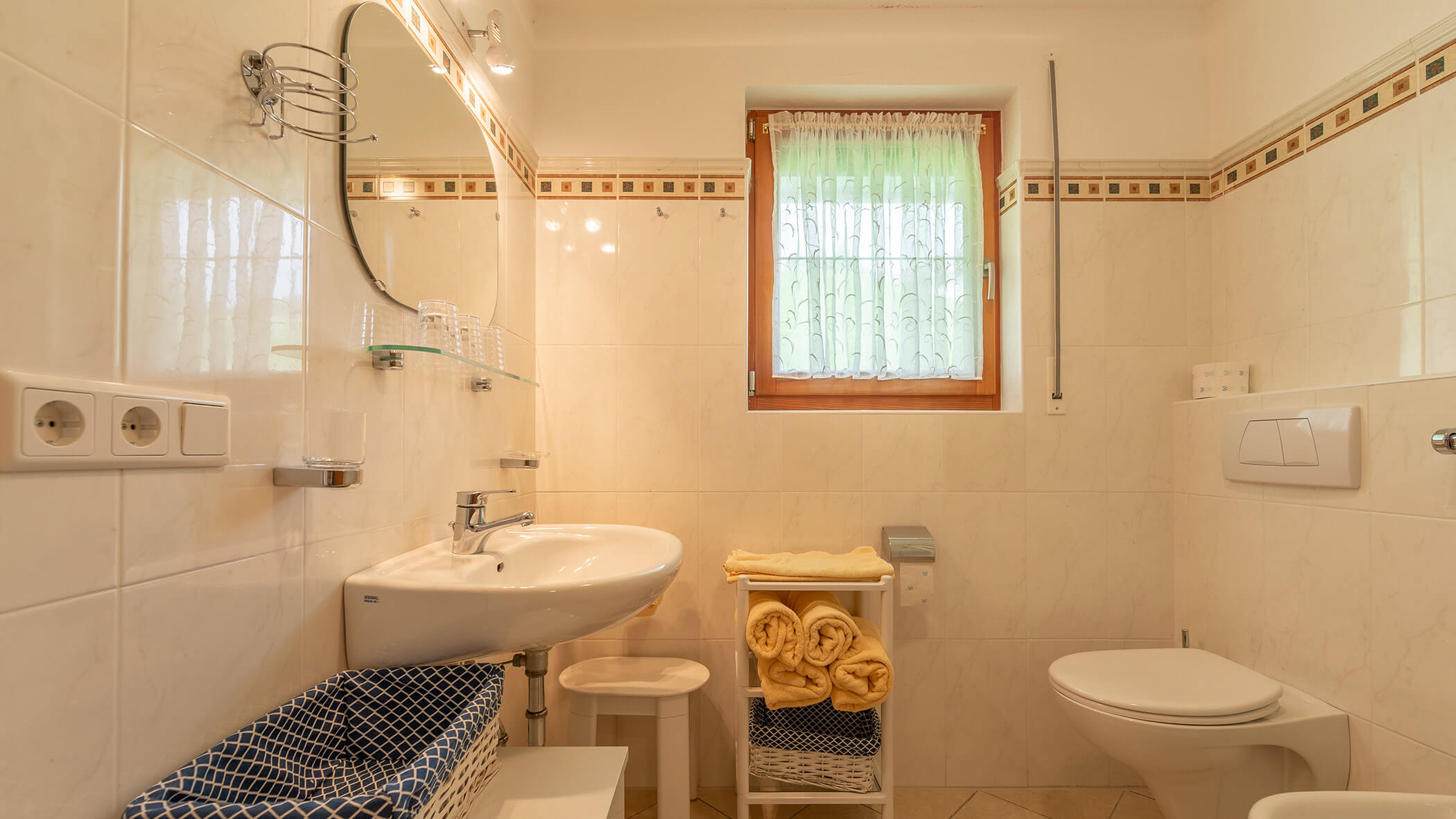 Badezimmer mit WC und Waschbecken in der Ferienwohnung Typ B - Bad Bergfallerhof