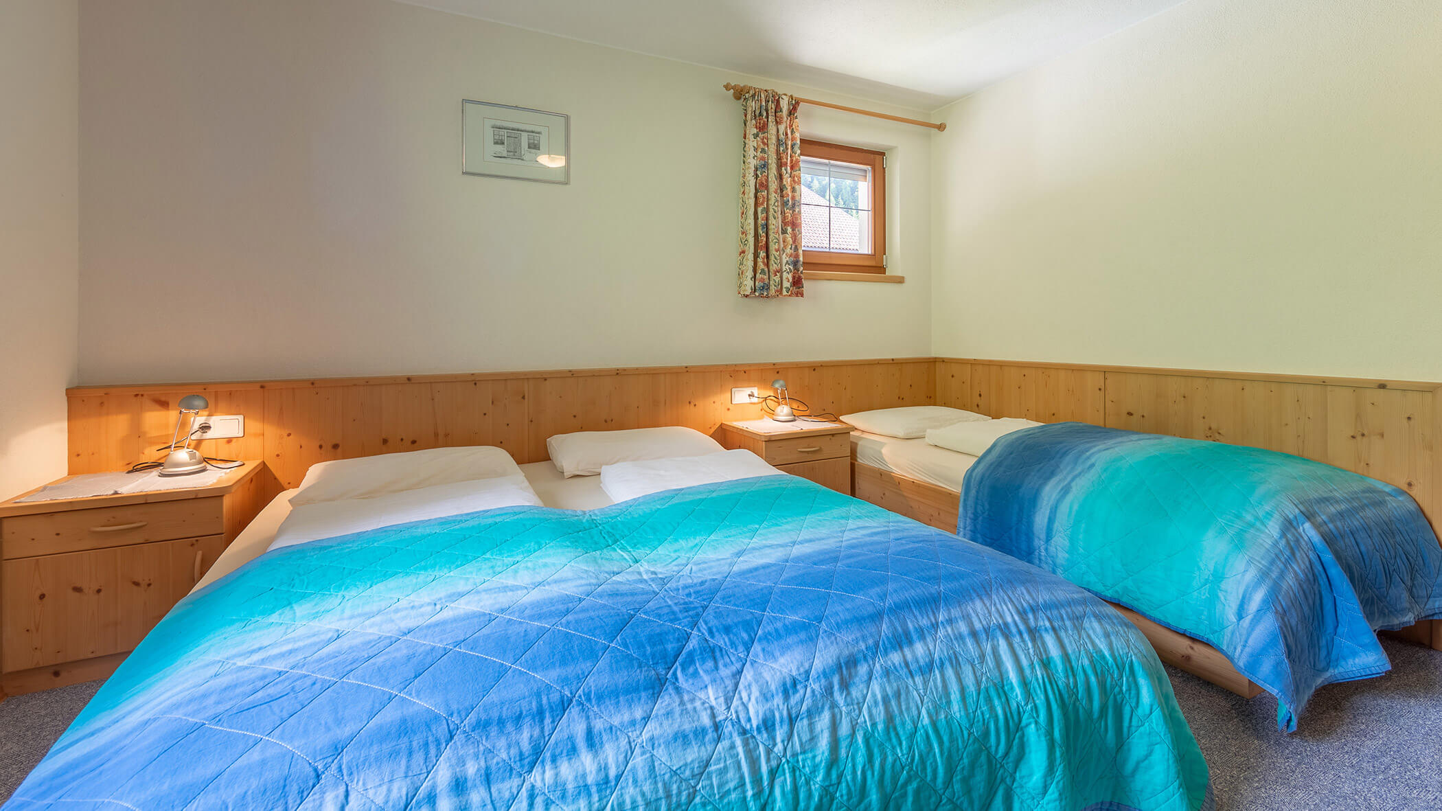 Doppelbett und Einzelbett in der Ferienwohnung Typ B - Bad Bergfallerhof