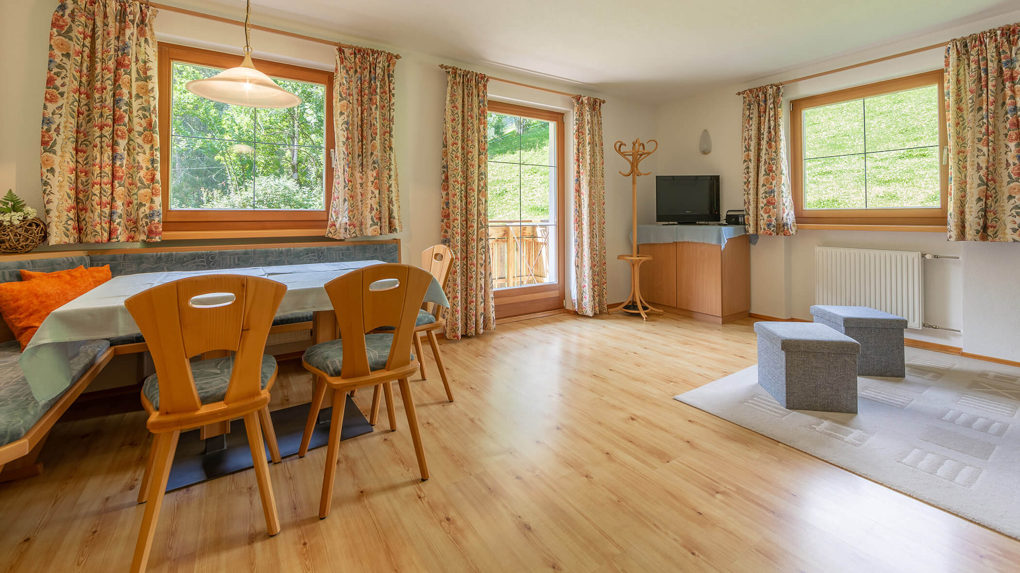 Esstisch und Fernsehe-Ecke in der Ferienwohnung Typ B - Bad Bergfallerhof