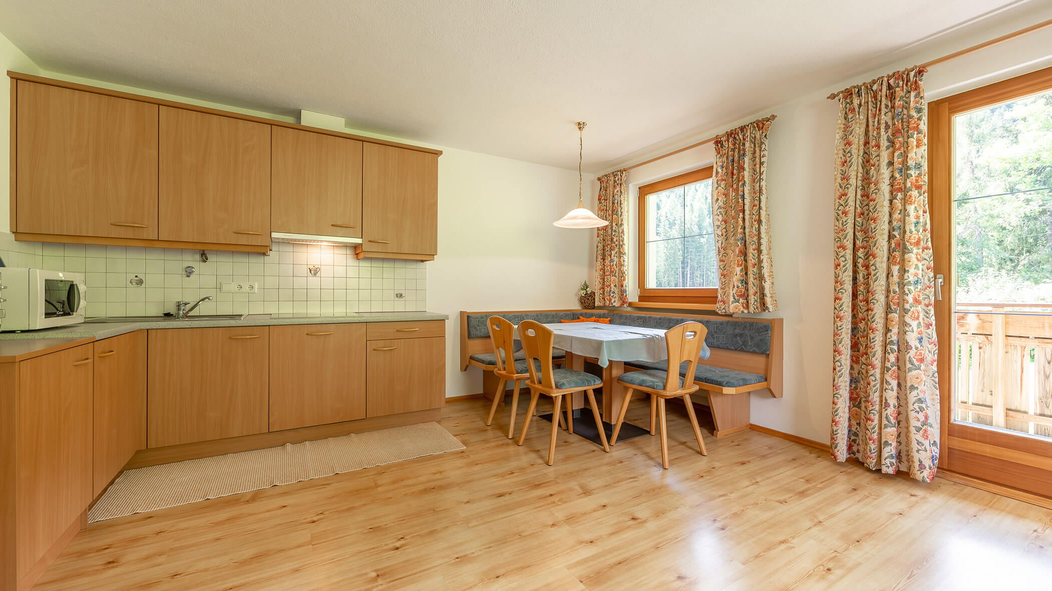 Küche und Esstisch in der Ferienwohnung Typ B - Bad Bergfallerhof