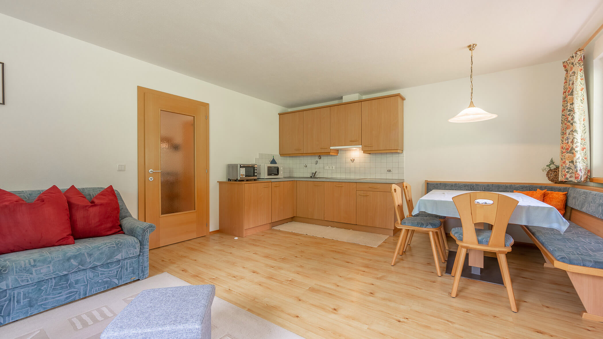 Kochnische, Sofa und Esstisch in der Ferienwohnung Typ B - Bad Bergfallerhof