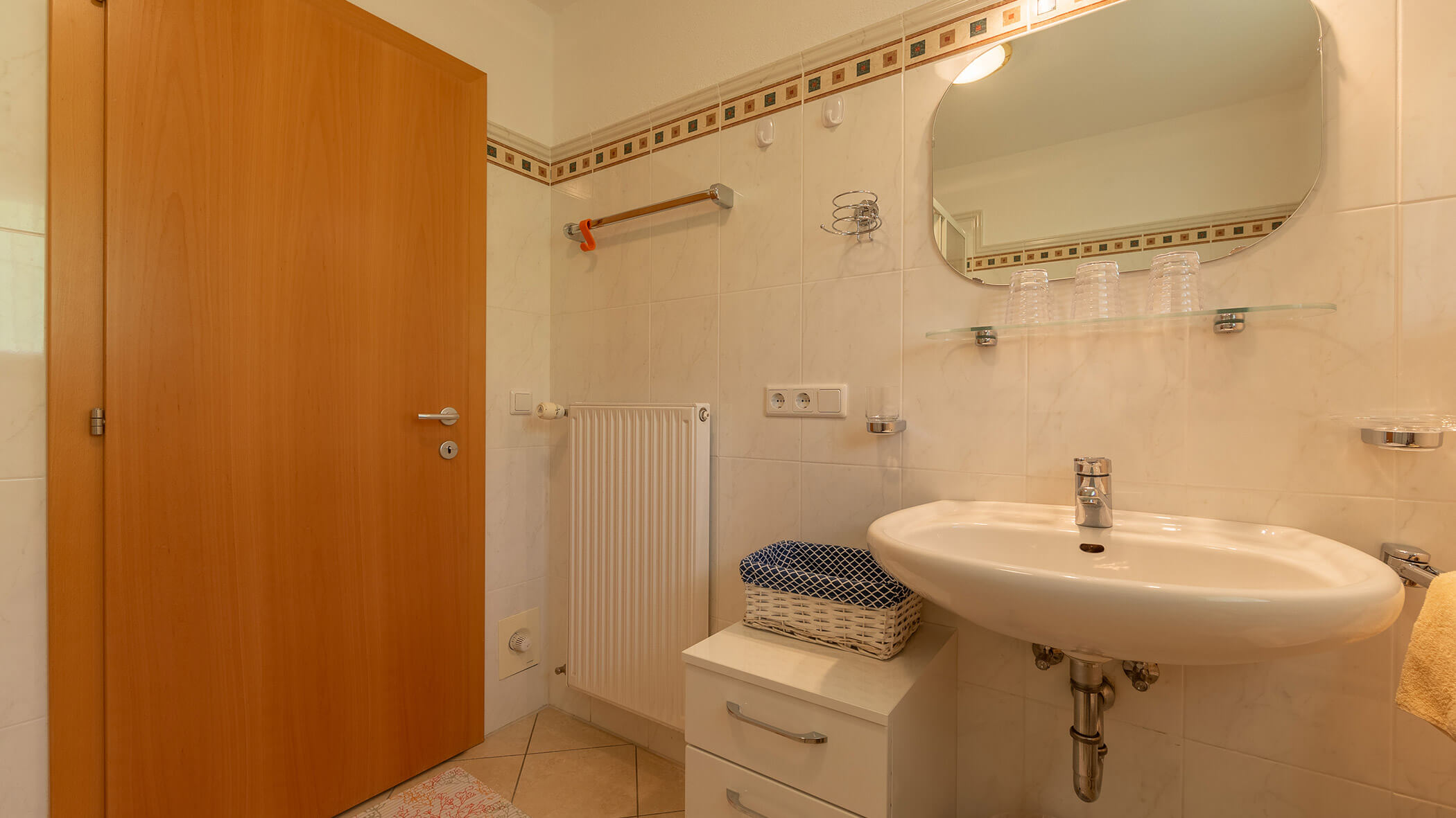 Badezimmer mit Waschbecken in der Ferienwohnung Typ B - Bad Bergfallerhof