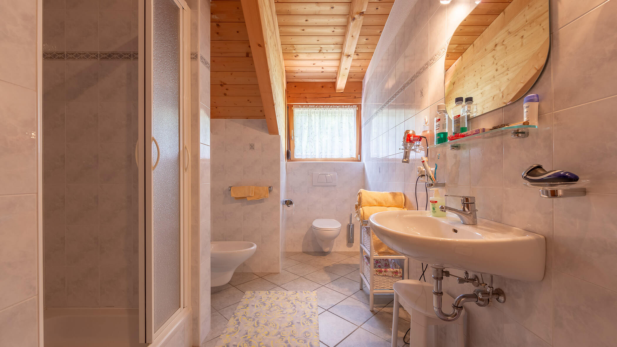 Badezimmer mit Wachbecken, Dusche und WC in der Ferienwohnung Typ A - Bad Bergfallerhof