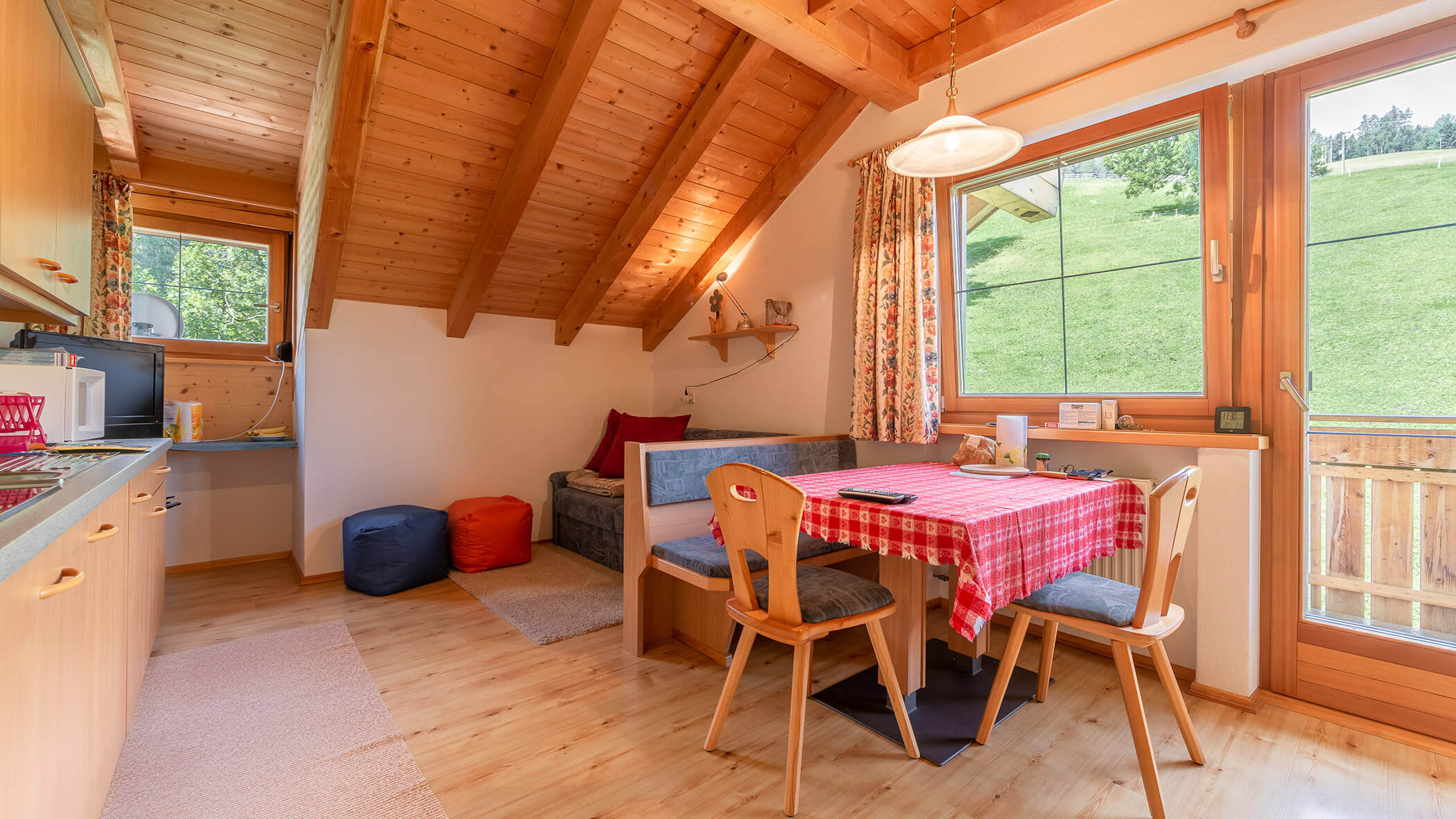 Esstisch mit Balkontür daneben in der Ferienwohnung Typ A - Bed Bergfallerhof